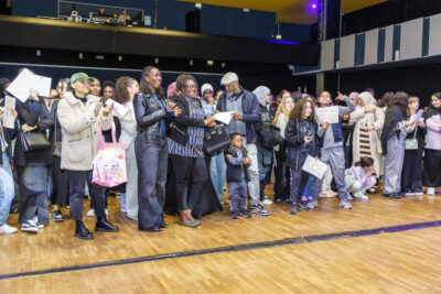 Foule de collégiens écoutant un discours - Agrandir l'image 3 sur 6, fenêtre modale