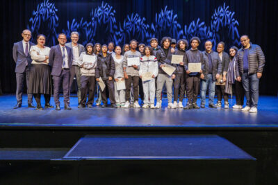 Plusiseurs collégiens avec leur diplômes sur scène avec le Maire, Pascal Pelain, pour la remise des brevet - Agrandir l'image 4 sur 6, fenêtre modale