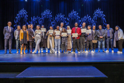 Plusiseurs collégiens avec leur diplômes sur scène avec le Maire, Pascal Pelain, pour la remise des brevet - Agrandir l'image 5 sur 6, fenêtre modale