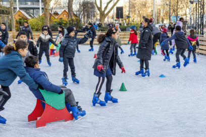 Plusieurs enfants sont en train de patiner sur une patinoire extérieur - Agrandir l'image, fenêtre modale