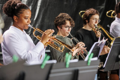 3 jeunes sont en trian de faire de la trompette sur une scène - Agrandir l'image 2 sur 6, fenêtre modale