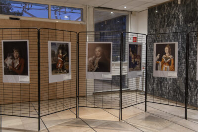 Plusieurs tableaux de portraits d'animaux sur des grilles en expositions - Agrandir l'image 1 sur 6, fenêtre modale