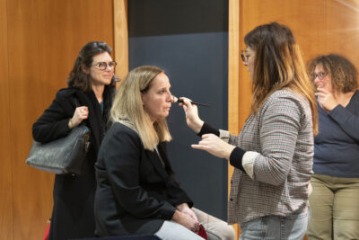 Une maquilleuse maquille une femme dans le cadre d'un événement - Agrandir l'image 3 sur 6, fenêtre modale