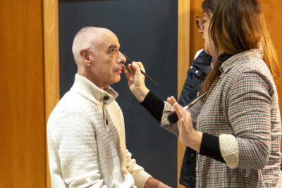 Une maquilleuse maquille un homme dans le cadre d'un événement - Agrandir l'image 4 sur 6, fenêtre modale