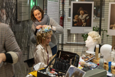 Une dame coiffe une femme d'une coiffure ancienne - Agrandir l'image 5 sur 6, fenêtre modale