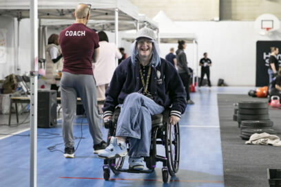 jeune femme dans un fauteuil roulant qui sourit - Agrandir l'image, fenêtre modale