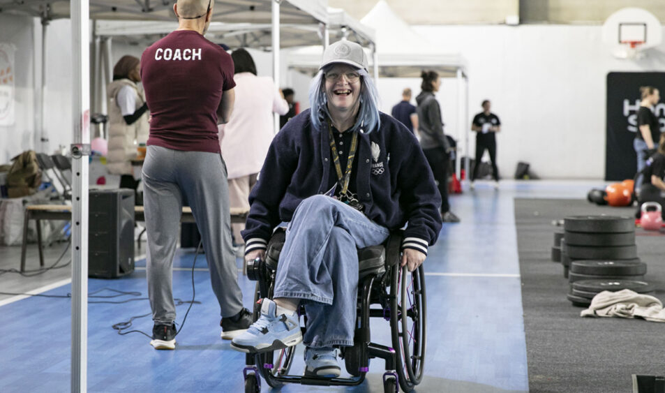 jeune femme dans un fauteuil roulant qui sourit