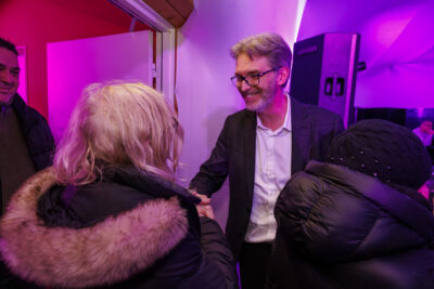 Le Maire Pascal Pelain serre la main d'une habitante - Agrandir l'image 2 sur 6, fenêtre modale