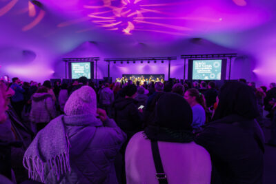 les habitants de Villeneuve-la-Garenne écoutent le discours du Maire - Agrandir l'image 5 sur 6, fenêtre modale