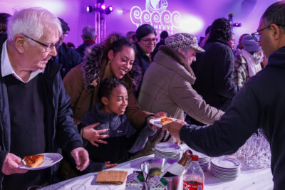 des habitants mangent la galette dans le cadre de la soirée des vœux - Agrandir l'image 6 sur 6, fenêtre modale