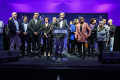 Le Maire Pascal Pelain entouré de son équipe municipale qui fait son discours - Agrandir l'image 4 sur 6, fenêtre modale