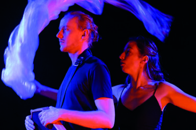 Une femme et un homme sont sur scène pour leur spectacle avec un ruban