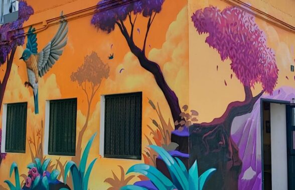 bâtiment avec la façade peinte par un artiste pour la maison de la cité de Villeneuve-la-Garenne