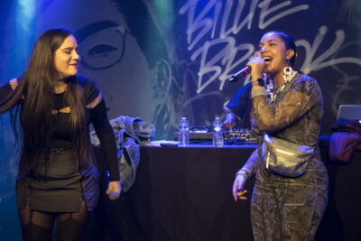 La chanteuse Billie Brelok sur la scène du Virtuoz Club accompagnée par une autre chanteuse - Agrandir l'image 6 sur 6, fenêtre modale