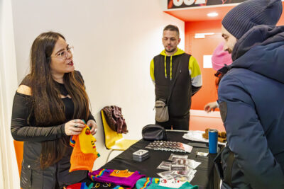 La chanteuse Billie Brelok échange avec habitants de Villeneuve-la-Garenne - Agrandir l'image 4 sur 6, fenêtre modale