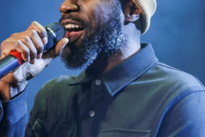 chanteur homme noir avec un micro pour le concert de la chanteuse Billie Brelok - Agrandir l'image 3 sur 6, fenêtre modale