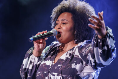 La chanteuse Lucibela en train de chanter - Agrandir l'image 3 sur 6, fenêtre modale