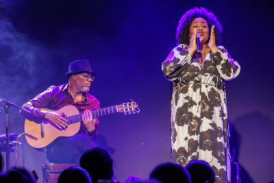 La chanteuse Lucibela sur la scène en trian de chanter accompagné de son guitariste - Agrandir l'image 5 sur 6, fenêtre modale