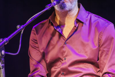 Guitariste de la chanteuse Lucibela - Agrandir l'image 6 sur 6, fenêtre modale