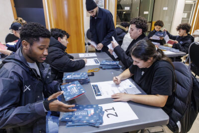 Des jeunes sont en train de dépouiller les bulletins de vote - Agrandir l'image 3 sur 6, fenêtre modale