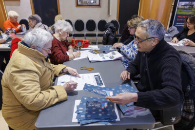 Des habitants de Villeneuve-la-Garenne sont en train de dépouiller les bulletins de vote - Agrandir l'image 4 sur 6, fenêtre modale