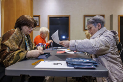Des habitants de Villeneuve-la-Garenne sont en train de dépouiller les bulletins de vote - Agrandir l'image 5 sur 6, fenêtre modale