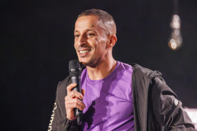 L'humoriste Kosh avec un micro pour son spectacle - Agrandir l'image 1 sur 6, fenêtre modale