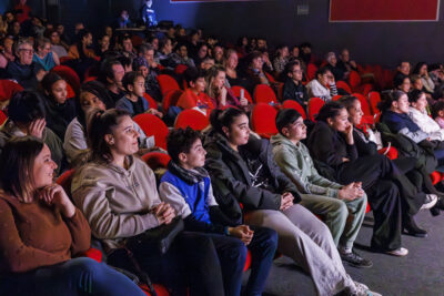 Spectateurs souriant au spectacle de Kosh - Agrandir l'image 2 sur 6, fenêtre modale