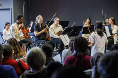 plusieurs élèves de l'école de musique sont en train de jouer du violon - Agrandir l'image 4 sur 6, fenêtre modale