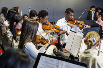 plusieurs élèves de l'école de musique sont en train de jouer du violon - Agrandir l'image 5 sur 6, fenêtre modale