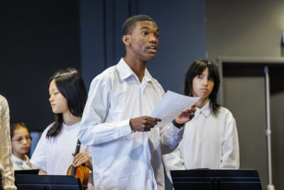 jeune garçon élève de l'école de musique est en train de réciter - Agrandir l'image 2 sur 6, fenêtre modale