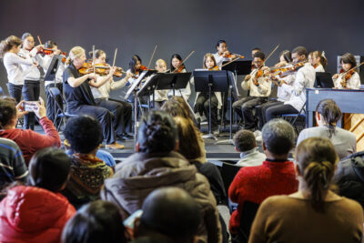 plusieurs élèves de l'école de musique sont en train de jouer du violon - Agrandir l'image 6 sur 6, fenêtre modale