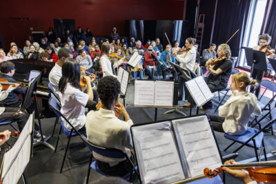 Les élèves de l'école de musique jouent du violon - Agrandir l'image 1 sur 6, fenêtre modale
