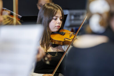 jeune fille, élève de l'école de musique joue du violon - Agrandir l'image 3 sur 6, fenêtre modale