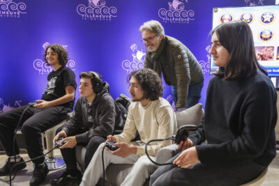 Le Maire Pascal Pelain avec des jeunes jouant à la play - Agrandir l'image 2 sur 6, fenêtre modale