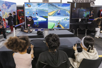 Des jeunes enfants jouent aux jeux vidéos - Agrandir l'image 3 sur 6, fenêtre modale