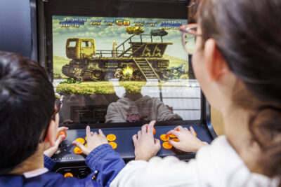 Deux jeunes enfants jouent aux jeux vidéos - Agrandir l'image 1 sur 6, fenêtre modale