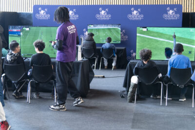 Des jeunes jouant à fifa au salon du gaming - Agrandir l'image 5 sur 6, fenêtre modale