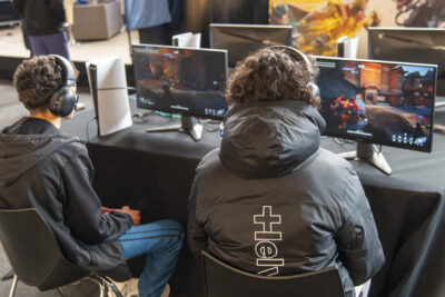 Des jeunes jouant aux jeux vidéos au salon du gaming de Villeneuve-la-Garenne - Agrandir l'image 6 sur 6, fenêtre modale