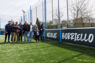Le Maire et d'autres personnes font la pose à côté du nom du nouveau terrain de ootball5 de la Ville de Villeneuve-la-Garenne dans le cadre de l'inauguration de celui-ci - Agrandir l'image 6 sur 6, fenêtre modale