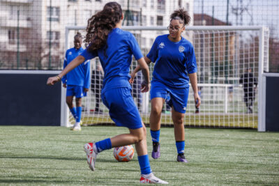 Deux jeunes filles sont en train de jouer au foot à 5, sur le nouveau terrain de football Nicolas Borriello de Villeneuve-la-Garenne - Agrandir l'image 3 sur 6, fenêtre modale