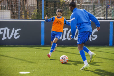 Deux jeunes filles sont en train de jouer au foot à 5, sur le nouveau terrain de football Nicolas Borriello de Villeneuve-la-Garenne - Agrandir l'image 1 sur 6, fenêtre modale
