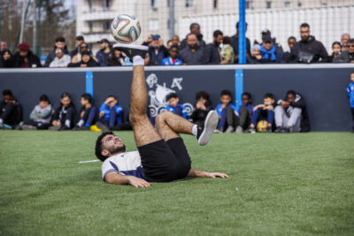Un jeune homme est entrain de faire des démonstrations de figures avec un ballon de football5 dans le cadre de l'inauguration du terrain de football5 Nicolas Borriello de la Ville de Villeneuve-la-Garenne - Agrandir l'image 4 sur 6, fenêtre modale