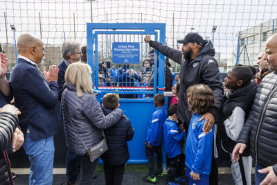Le Maire de la Ville de Villeneuve-la-Garenne et d'autres personnes sont en train de retier de la voile de la plaque d'inauguration du nouveau terrain de football de la ville. - Agrandir l'image 5 sur 6, fenêtre modale