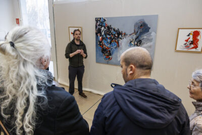 Présentation des tableaux par l'artiste Christophe Faso - Agrandir l'image 4 sur 6, fenêtre modale