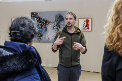 Présentation des tableaux par l'artiste Christophe Faso - Agrandir l'image 1 sur 6, fenêtre modale