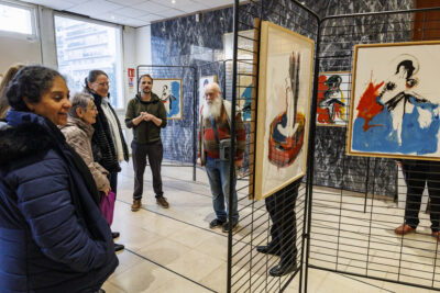 Présentation des tableaux par l'artiste Christophe Faso - Agrandir l'image 2 sur 6, fenêtre modale