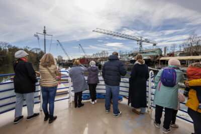 Le Maire et des Villenogarennois à bord de la péniche Marie-Louise - Agrandir l'image 5 sur 6, fenêtre modale