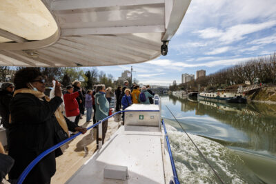 Le Maire et des Villenogarennois à bord de la péniche Marie-Louise - Agrandir l'image 6 sur 6, fenêtre modale