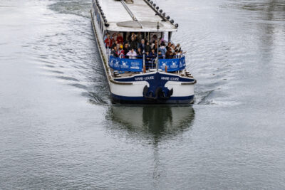 Le Maire et des Villenogarennois à bord de la péniche Marie-Louise - Agrandir l'image 1 sur 6, fenêtre modale
